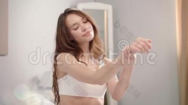 早上的女人护肤。 快乐的女孩在家里用沐浴露